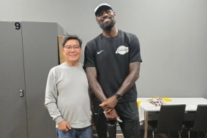 波黑vs卡塔尔-2-笑容满面！网友晒与詹姆斯打室内高尔夫合影：GOAT&高尔夫初学者