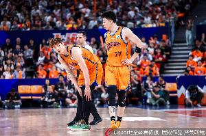 美国vs巴拉圭-4-张镇麟：在北京时王哲林就说腰动不了了 他依旧坚持无愧队长称号