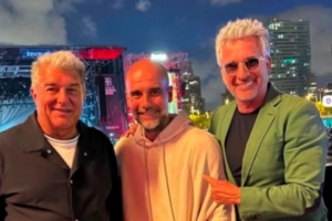 波黑vs卡塔尔-11-世体：拉波尔塔和瓜迪奥拉现身音乐节，一起观看演出并合影