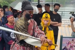 世界杯_加拿大vs波黑-耍得不错！王鹤棣亲自教杰伦·布朗耍金箍棒 后者学得有模有样