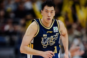 加拿大vs波黑-9-媒体人：选择在合同到期时进行手术 杜润旺对下份合同是有信心的