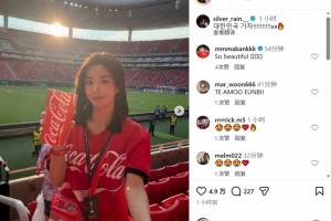 巴掌马vs英格兰-3-韩国歌手权恩妃现场观看世界杯比赛，为韩国队加油助威