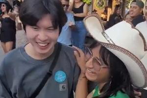 摩洛哥vs海地-2-太热情辣！墨西哥女球迷热情献吻韩国小伙，围观众人一起起哄