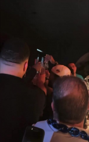 奥地利vs约旦-6-说到大家心坎里了！布伦森举杯敬酒高呼：法克文班！众人齐声附和