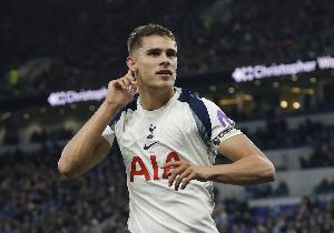 埃及vs伊朗-10-荷媒：范德芬和热刺续约陷入停滞，巴萨和利物浦都希望借机求购