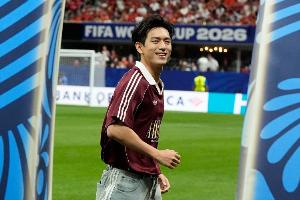 土耳其vs美国-2-原来是摆球啊！中国演员李现现身世界杯，为西班牙vs沙特“开球”