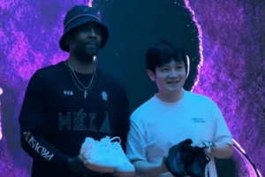 巴拉圭vs澳大利亚-3-跨界同框！欧文中国行期间与樊振东合影 互赠球鞋