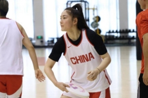 库拉索vs科特迪瓦-11-特别的热身方式！中国女篮用飞盘热身 兼顾预判/反应/专注/协作