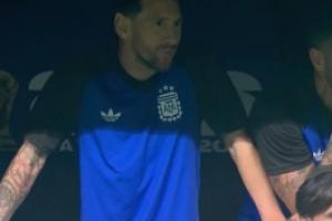 世界杯_法国vs伊拉克-欣慰的笑容！洛塞尔索直接任意球破门，镜头直接给到替补席上梅西